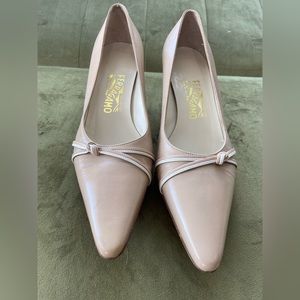 VINTAGE*** Ferragamo Women’s leather kitten heal